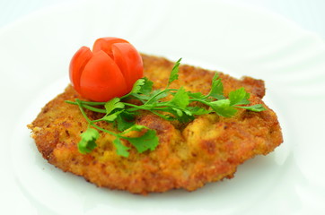 kotlet schabowy na talerzu