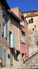 Fototapeta na wymiar Kolorowe fasady starych budynków w Aubagne