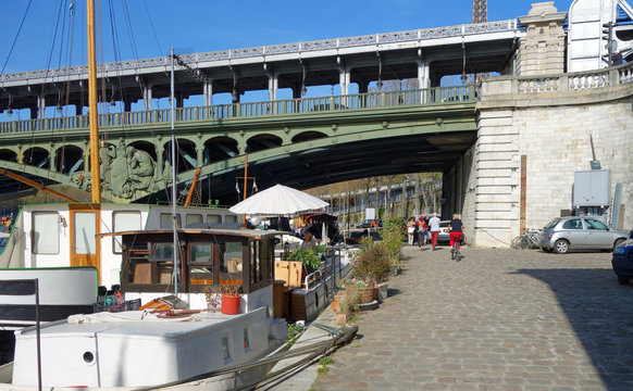 Balade à vélo sur les quais de Seine à Paris