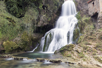 Fototapeta na wymiar waterfall in orbaneja del castillo
