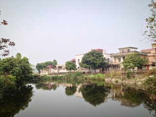 Obraz premium Pond and village