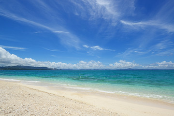 南国沖縄の綺麗な珊瑚の海と夏空