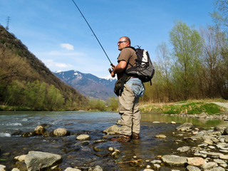 pescatore in riva al fiume