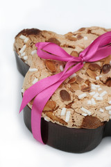 colomba con fiocco_ dolce di pasqua