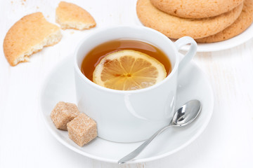 fragrant black tea with lemon and cookies
