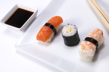 Plato con sushi y soja.