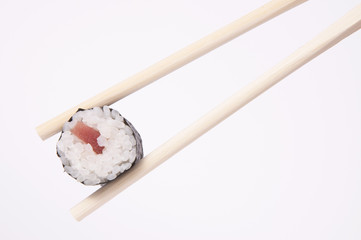 Palillos con sushi
