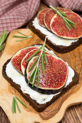 rye bread with goat cheese, figs, honey and rosemary