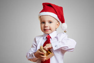 Kind öffnet Weihnachtsgeschenk