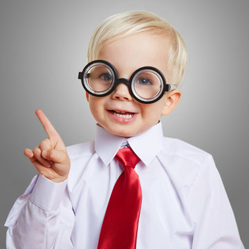 Kluges Kind mit Brille meldet sich