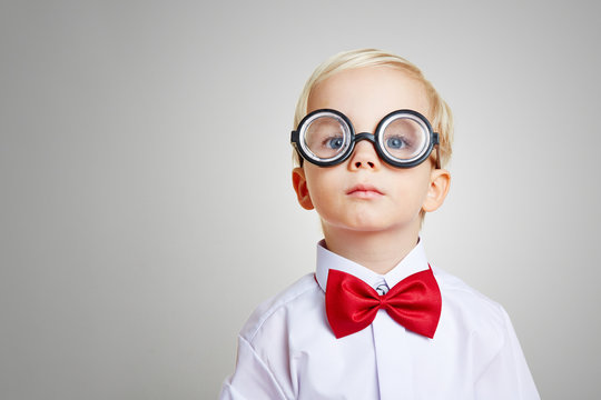 Kind mit Brille und Fliege