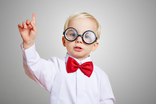 Kind mit Brille meldet sich in Vorschule