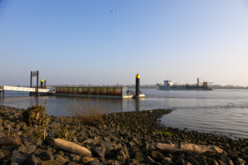 Schiff passiert Willkommhöft an der Elbe bei Hamburg