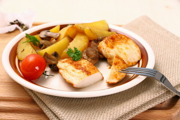 Chicken fillet, rosemary potatoes and mushroom