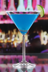 Blue Curacao Cocktail im Martini Glas in einer Bar