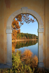 Torbogen und herbstlicher Weiher © SusaZoom
