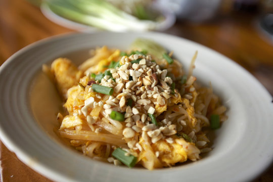 egg and noodle fried in thai food