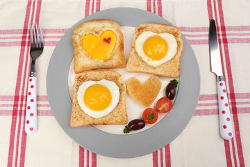 Scrambled eggs with bread on plate, on color napkin