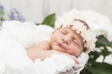 Newborn Mädchen mit süßem Haarband Nahaufnahme