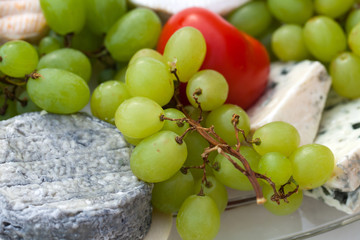 Cheese with white grapes and tomato