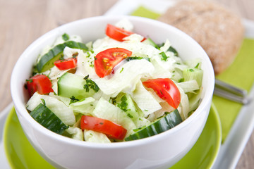 Frischer Salat mit Tomaten und Salatgurke