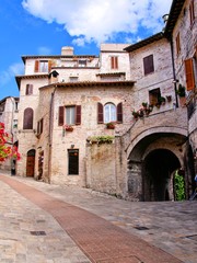Fototapeta na wymiar Malownicze kamienne domy z włoskiego miasta z Asyżu