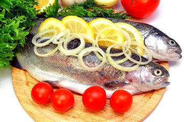 trout with lemon and fresh vegetables
