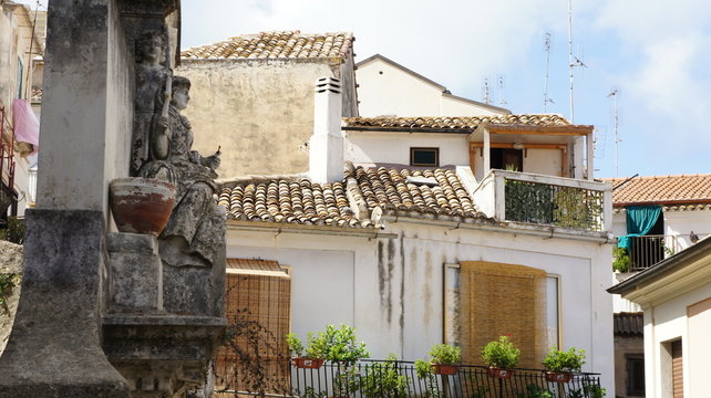 statue