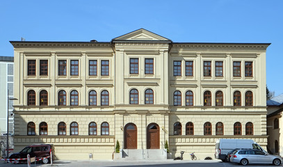 Fototapeta na wymiar Altes Schulhaus in Pfaffenhofen