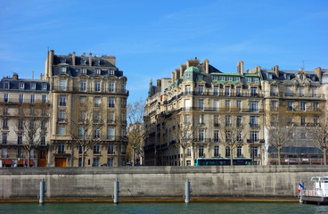 Fototapeta na wymiar Immeubles parisiens avec vue sur la Seine