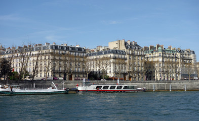 Fototapeta premium Immeubles parisiens avec vue sur la Seine
