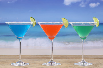 Bunte Cocktails in Martini Gläsern am Strand im Urlaub