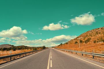 Strada vintage con nuvole
