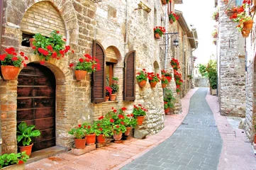 Poster Malerische Gasse mit Blumen in einer italienischen Bergstadt © Jenifoto
