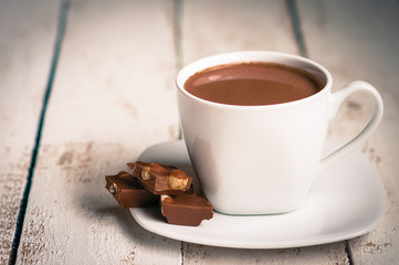 Tasse heiße Schokolade auf Holzuntergrund