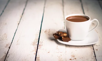 Crédence de cuisine en verre imprimé Chocolat Tasse de chocolat chaud sur fond de bois