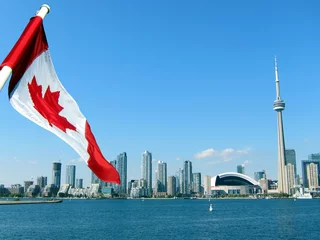 Zelfklevend Fotobehang CN Tower in Toronto met Maple Flag © olddays