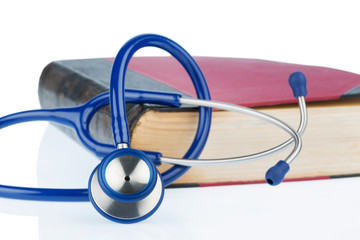 Buch und Stethoskop,