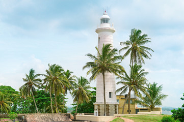 Fototapeta na wymiar Lighthouse i palmy w mieście Galle, Sri Lanka