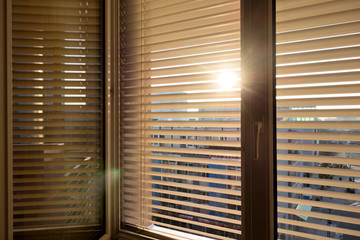 Jalousien als Sonnenschutz am Fenster - 63270187