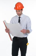 Ingegnere con livella e disegno tecnico