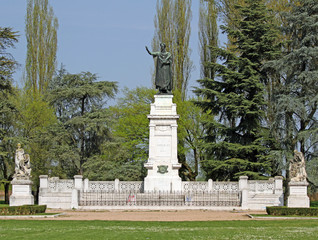 Obraz premium City Park with a statue of the famous poet Virgil in Mantua in I