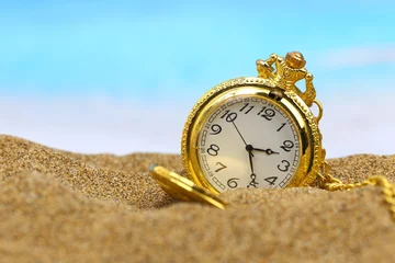 Crédence de cuisine en verre imprimé Été Pocket clock on the beach