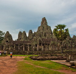 Fototapeta na wymiar Starożytna buddyjska świątynia Khmerów w Angkor Wat w Kambodży. Bayon Pra