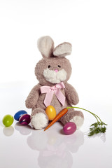 Plüschhase mit Möhre und Eiern