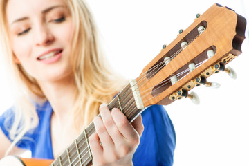 Blondes Mädchen mit Gitarre