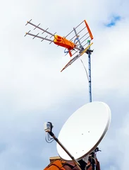 Foto auf Alu-Dibond Parabole et antenne TNT © lamax