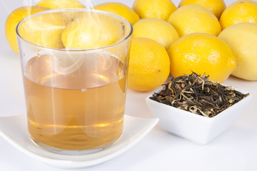 Té con limón humeante