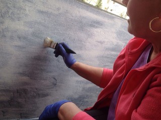 Frau streicht Balkon