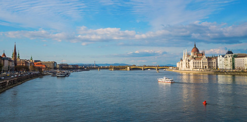 Fototapeta na wymiar Panoramiczny widok na Dunaju w Budapeszcie,